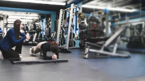 Personal trainer coaching a client in the Preventous gym